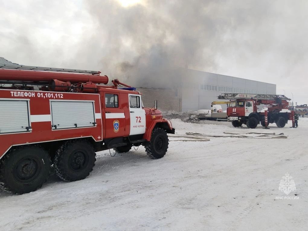 В Челнах потушили пожар на складе на Мензелинском тракте