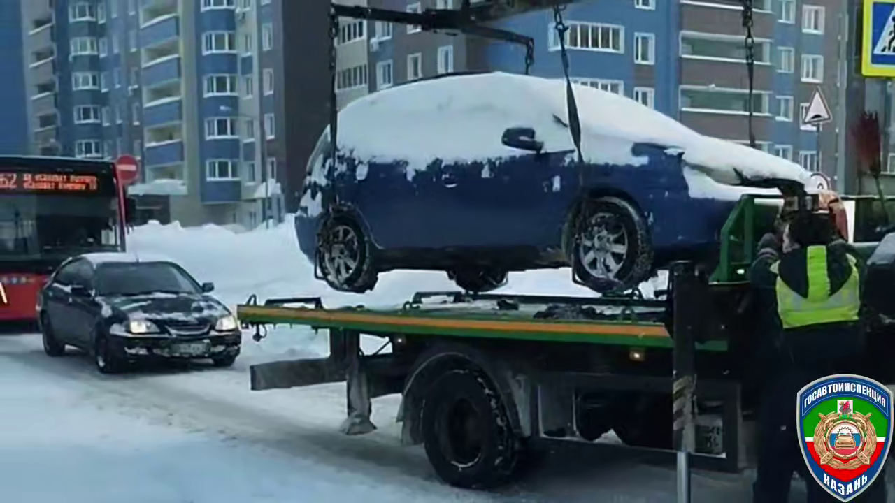 В «Салават Купере» 14 машин эвакуировали за парковку, мешающую уборке снега