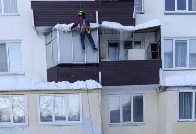 В 15 комплексе идут работы по очистке от наледи с карнизов и балконов