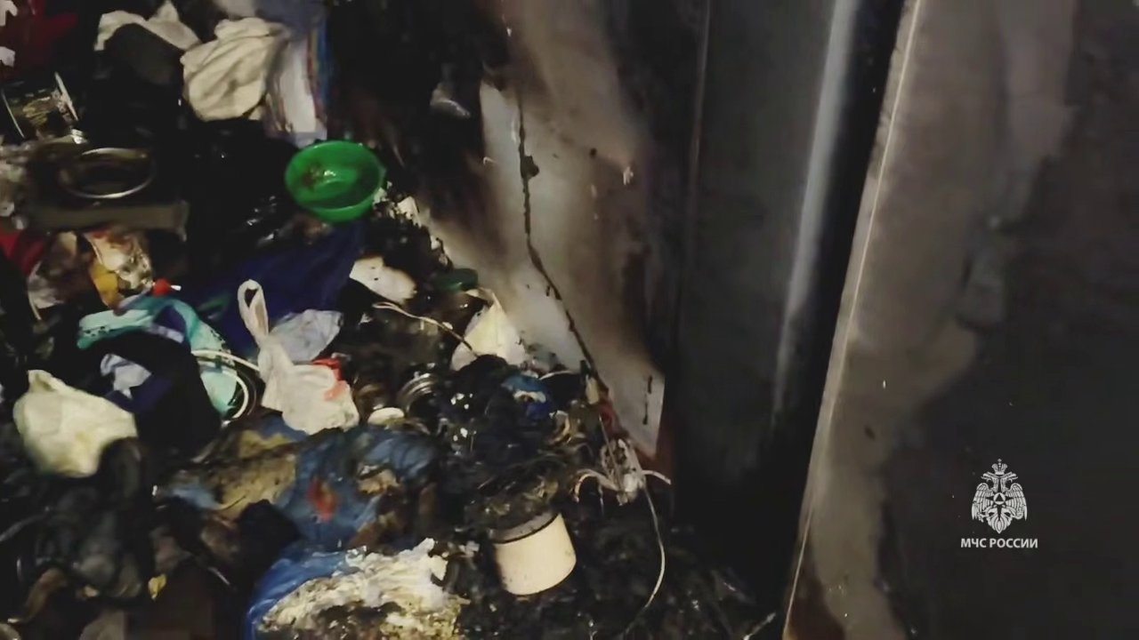 В Нижнекамске при пожаре в захламлённой квартире погиб 58-летний мужчина