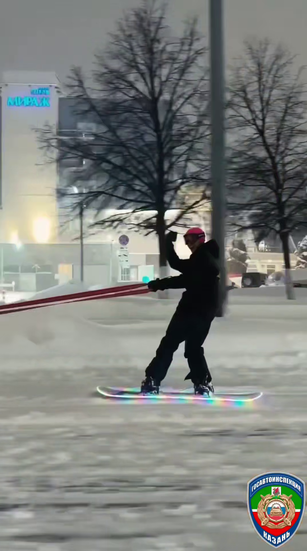 В Казани оштрафовали водителя за катание товарища на привязанном сноуборде