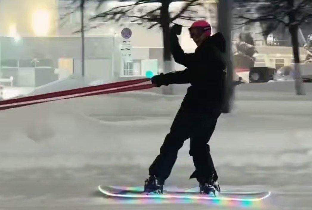 В Казани оштрафовали водителя за катание товарища на привязанном сноуборде