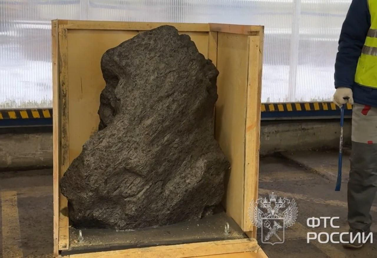 Таможня Петербурга остановила вывоз крупнейшего метеорита за 323 млн рублей