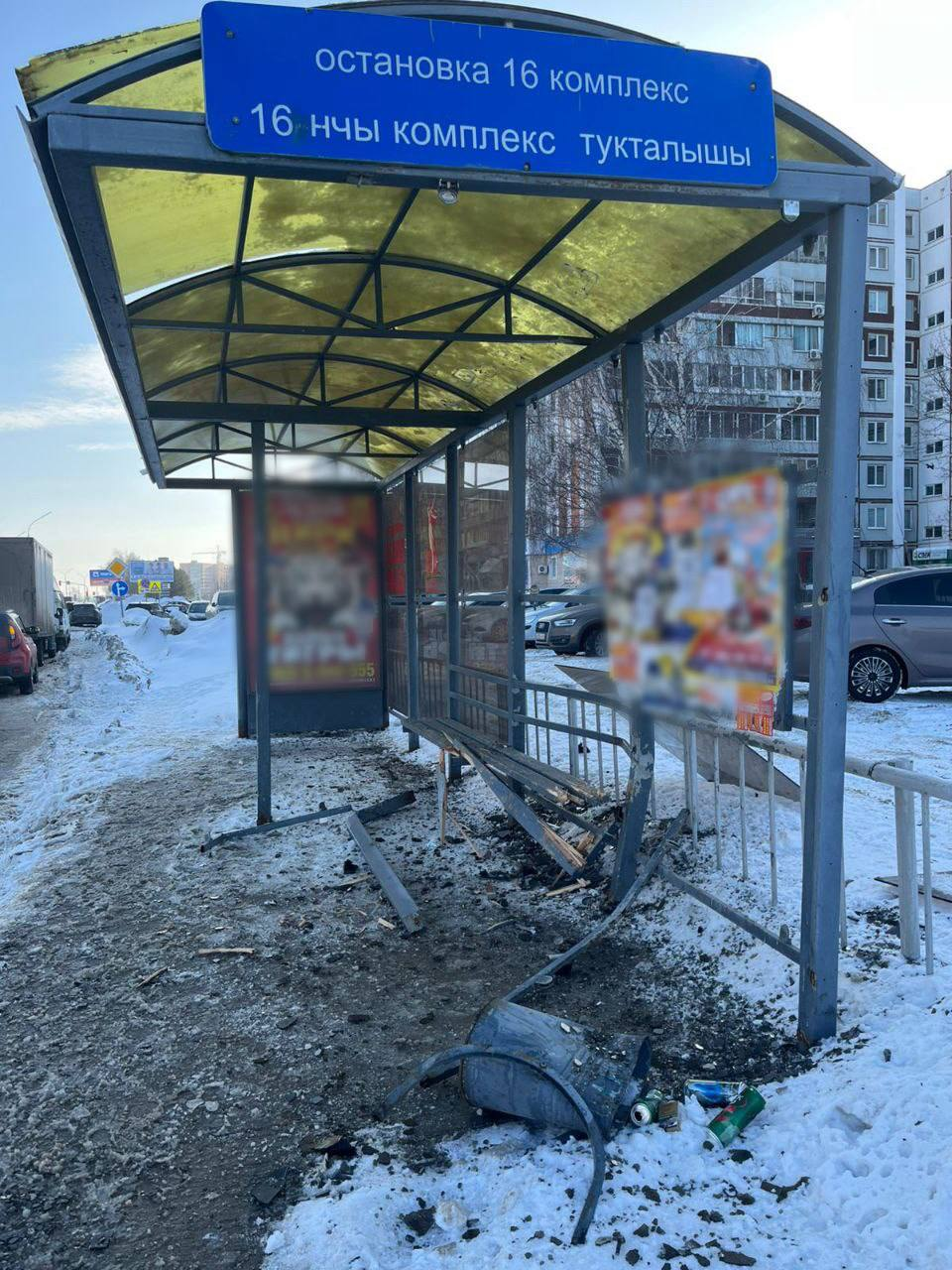 В Челнах автомобиль врезался в остановку «16-й комплекс»