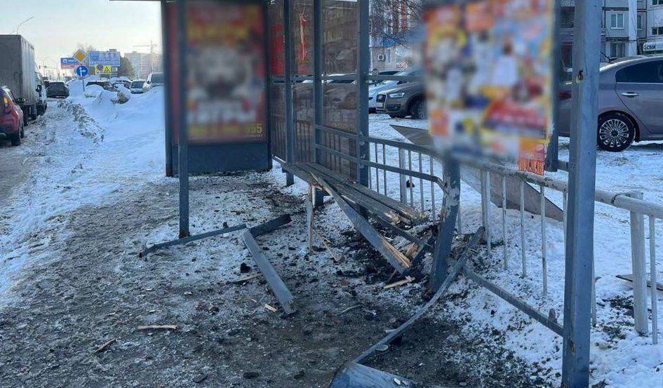 В Челнах автомобиль врезался в остановку «16-й комплекс»