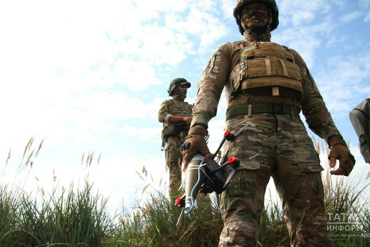 Операторы БПЛА работают в 15–20 км от линии фронта