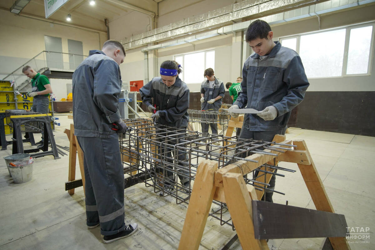 В Татарстане за 2025 год трудоустроили более 15 тысяч молодых людей