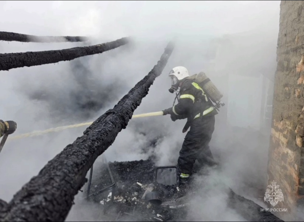 В Татарстане при пожаре в частном доме погибли мужчина и подросток