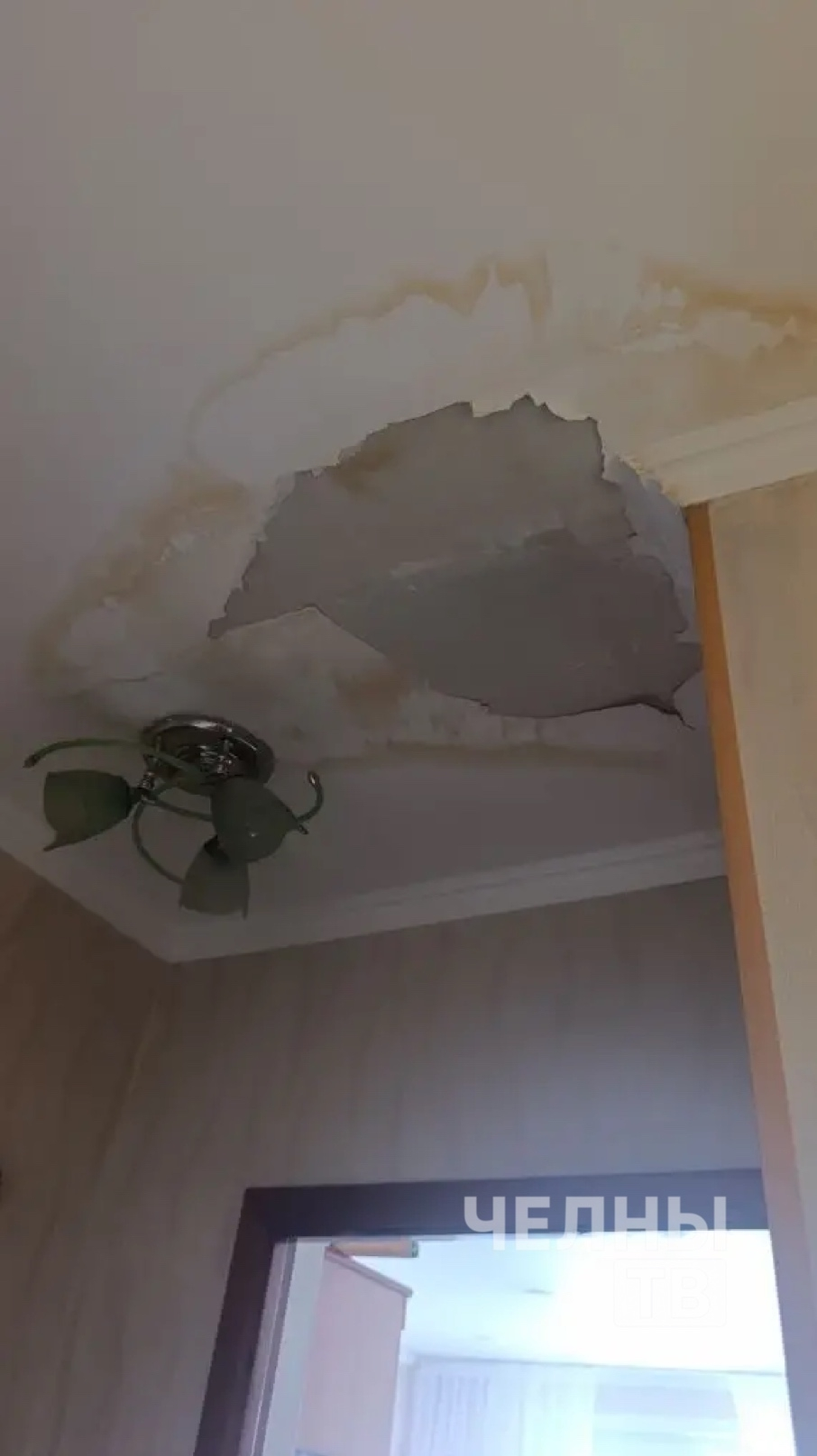 В Челнах жители жалуются на протекающую крышу в доме 25/16