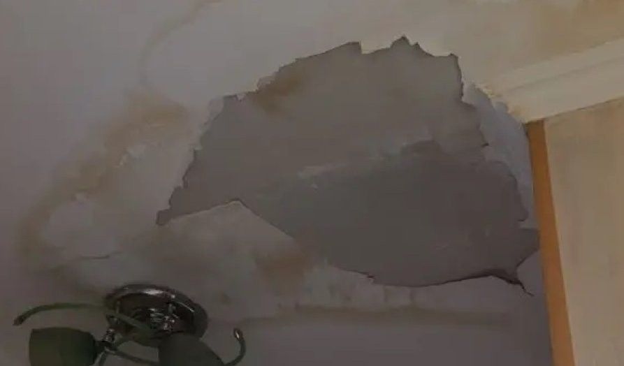 В Челнах жители жалуются на протекающую крышу в доме 25/16