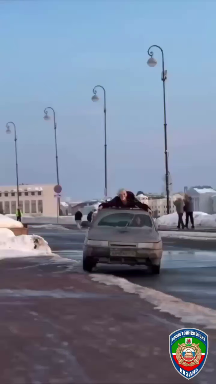 В Казани задержали водителя за поездку на крыше авто у Кремля