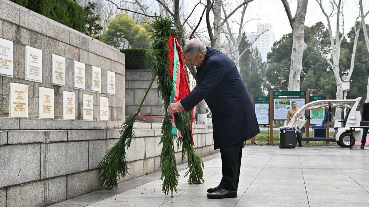Минниханов почтил память советских летчиков в китайском Ухане