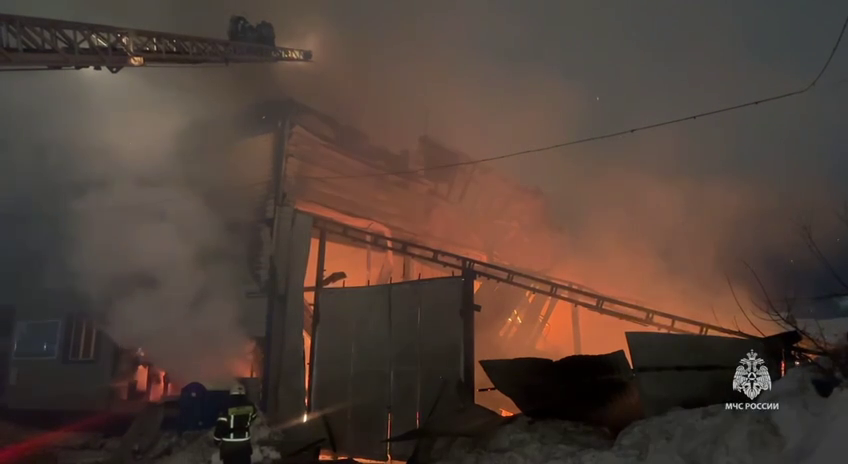 В Казани ночью потушили крупный пожар на мебельном производстве