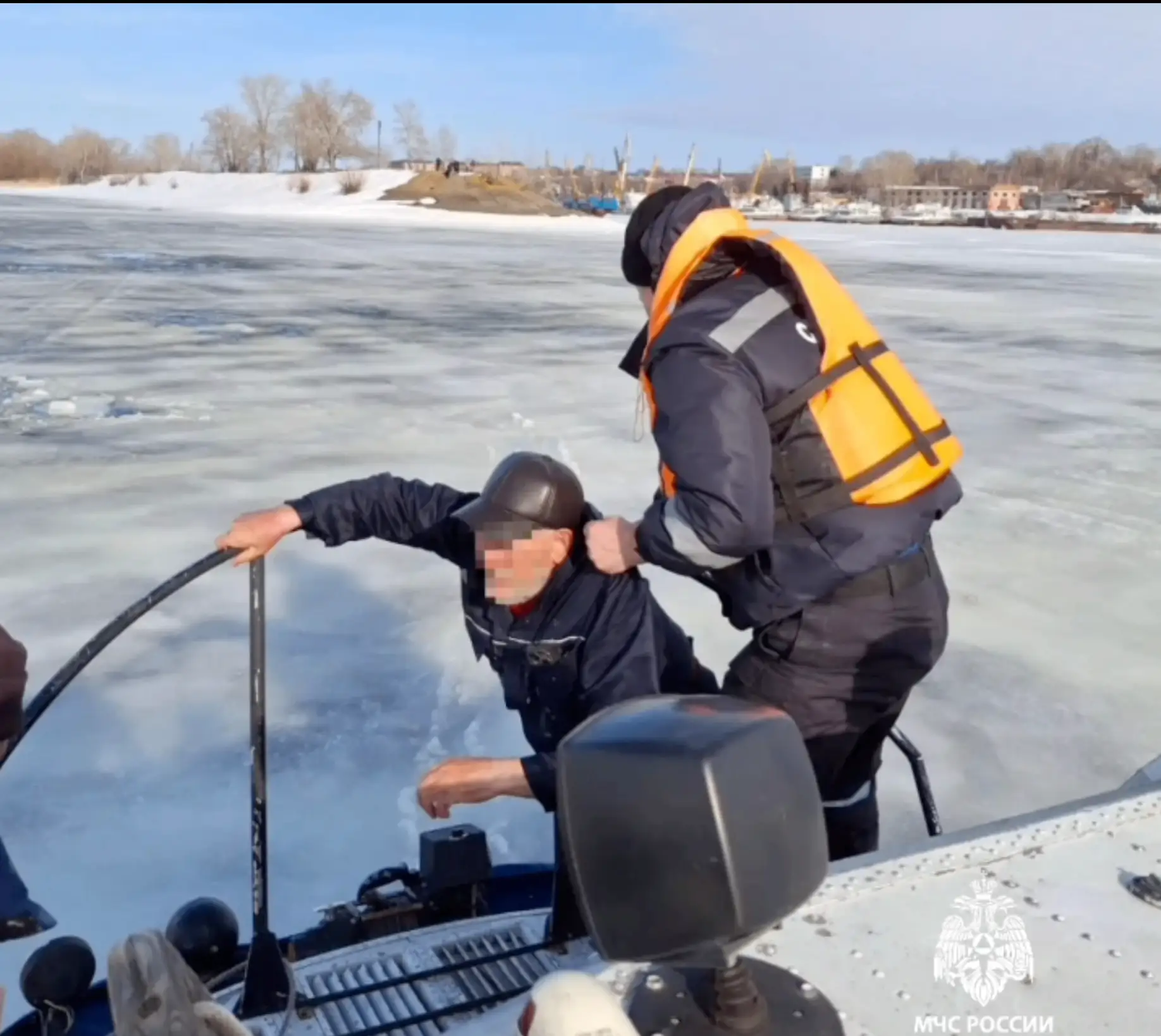 В Чистополе спасли мужчину, провалившегося под лёд на Каме