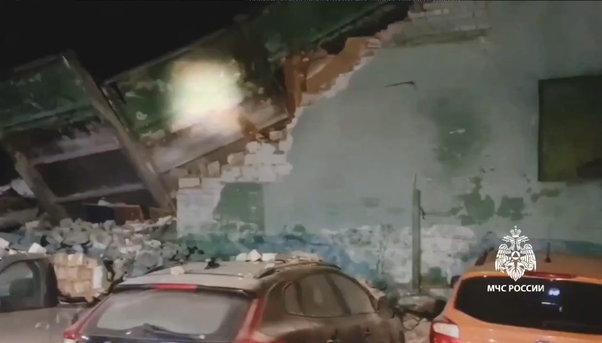 В Зеленодольске обрушился бывший гараж, повреждены авто