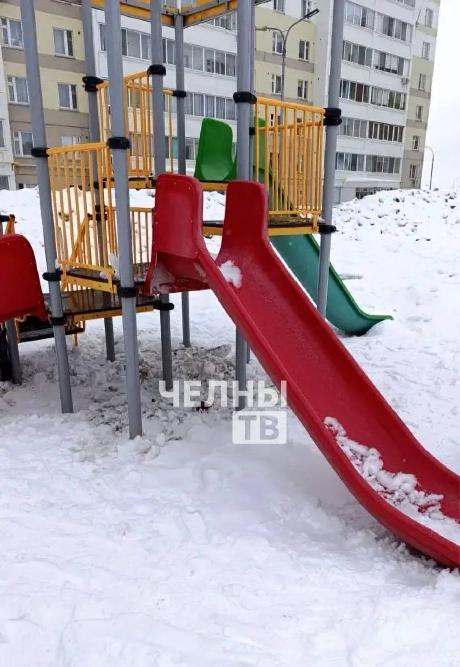 В Челнах 6-летняя девочка в тяжелом состоянии после падения на площадке