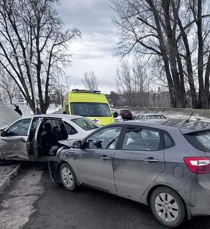 В Нижнекамском районе «Лада» столкнулась с Kia из-за невнимания водителя