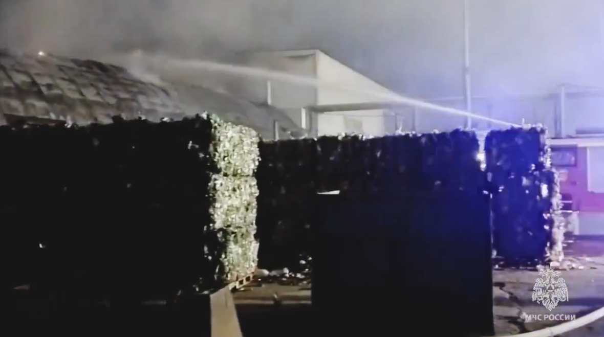 В Челнах сгорел ангар с мусором площадью 600 квадратов