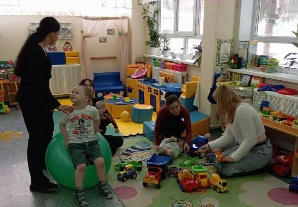 Волонтеры подарили сухой бассейн детям детсада №106 «Забава»