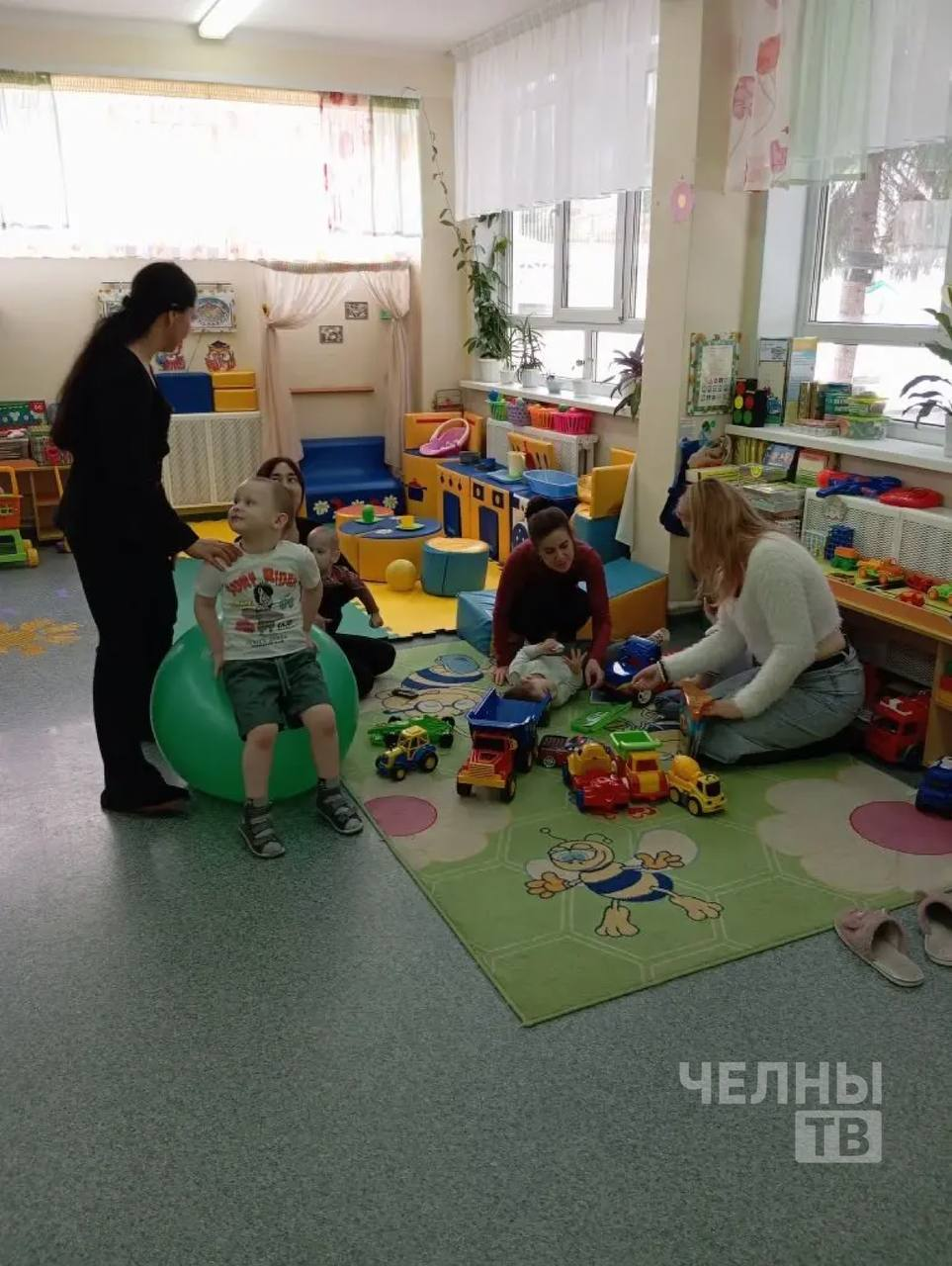 Волонтеры подарили сухой бассейн детям детсада №106 «Забава»