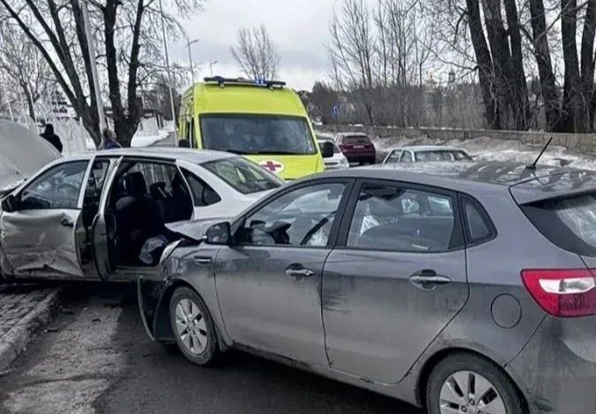 В Нижнекамском районе «Лада» столкнулась с Kia из-за невнимания водителя