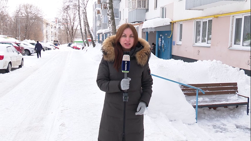 В Челнах коммунальщики массово очищают крыши от снега и наледи