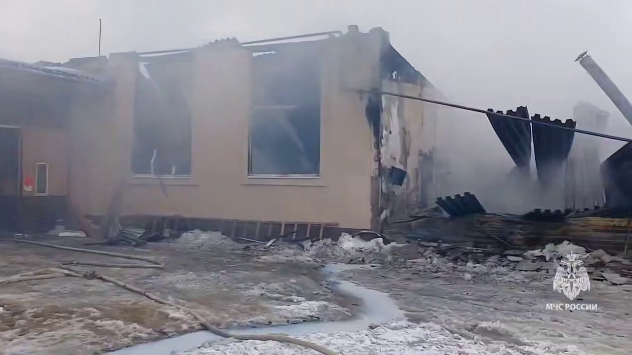 В Елабуге тушат крупный пожар на складе площадью 4,2 тысячи «квадратов»