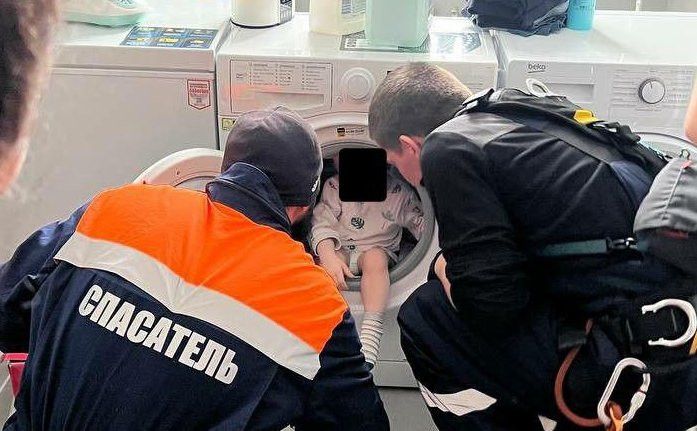 В Казани спасатели достали двухлетнего ребенка из стиральной машины