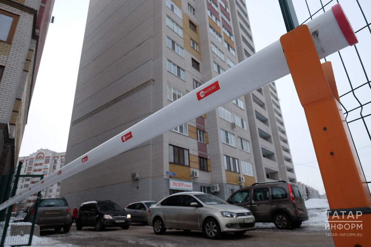 Штраф до 300 тысяч: кому грозит наказание за шлагбаум во дворе