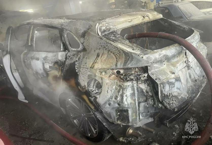 На парковке в Казани загорелась иномарка и повредила два авто