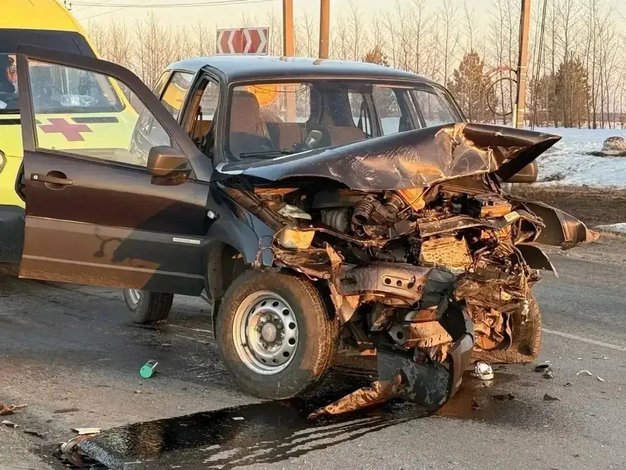 Под Челнами столкнулись Chevrolet Niva и Kia Rio, есть пострадавшие