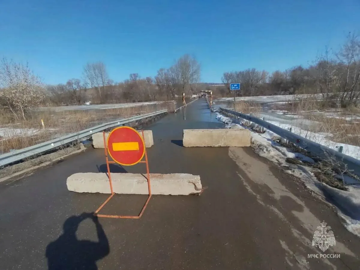 В Татарстане река Ик подтопила мост из-за таяния снега