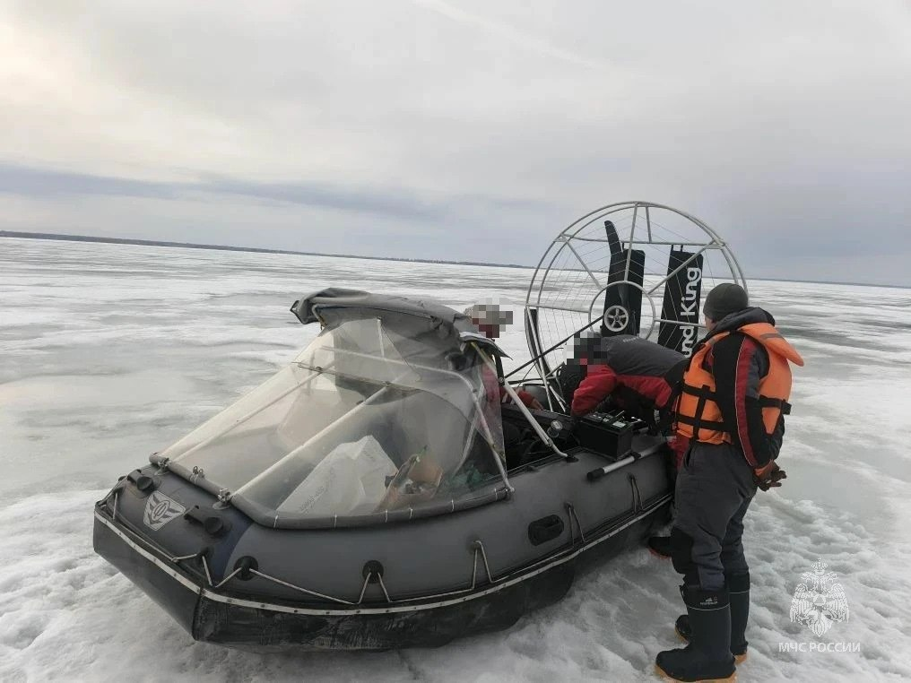В Татарстане спасли рыбаков, застрявших на Каме