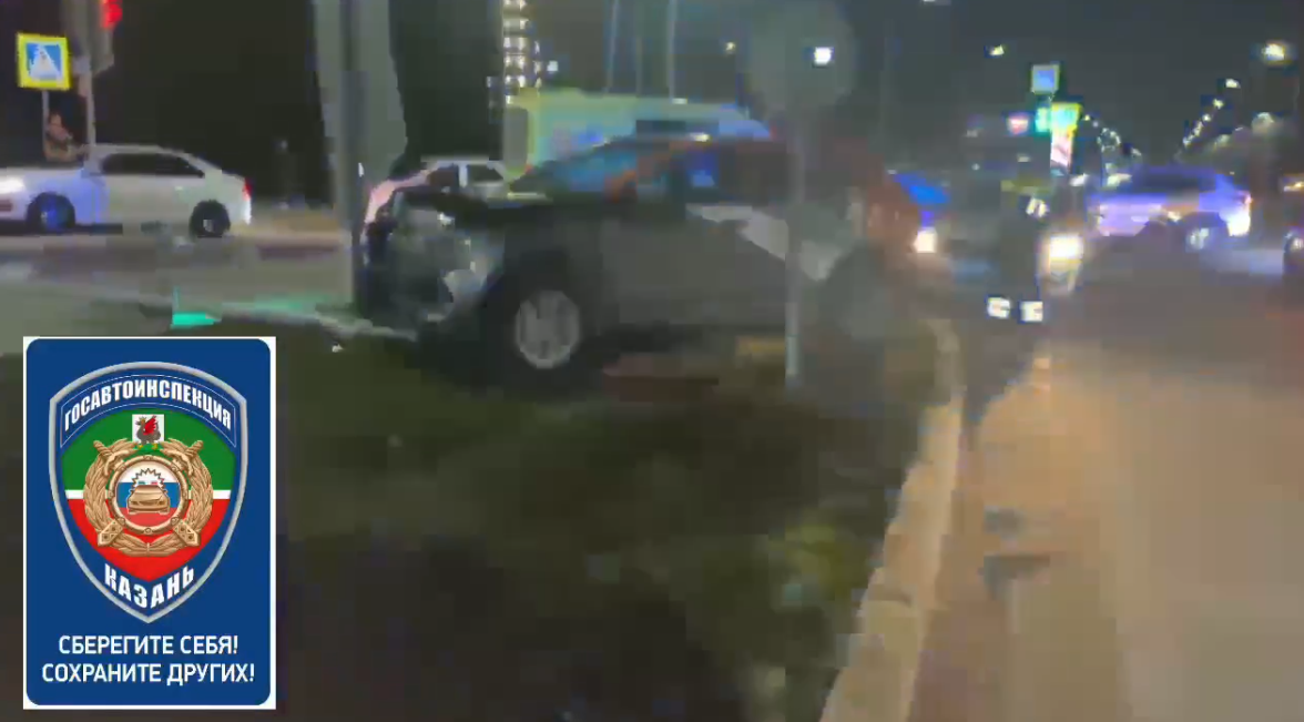 В Казани водитель каршеринга сбил светофор и скрылся с места ДТП