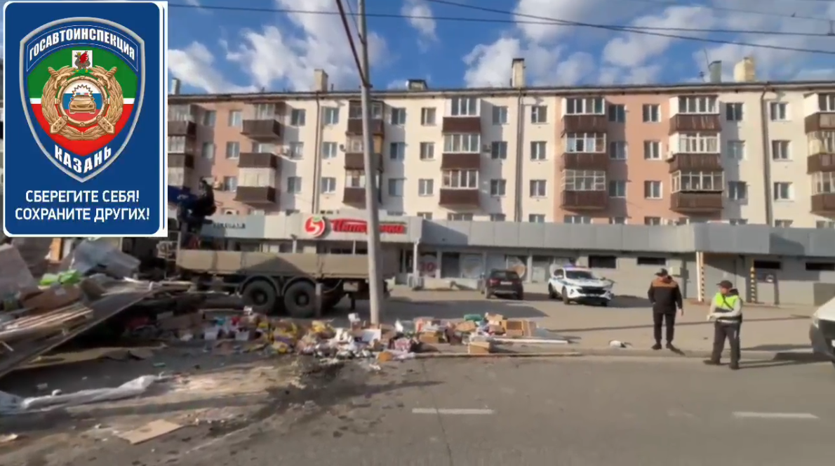В Казани грузовик после сна водителя врезался в опору ЛЭП