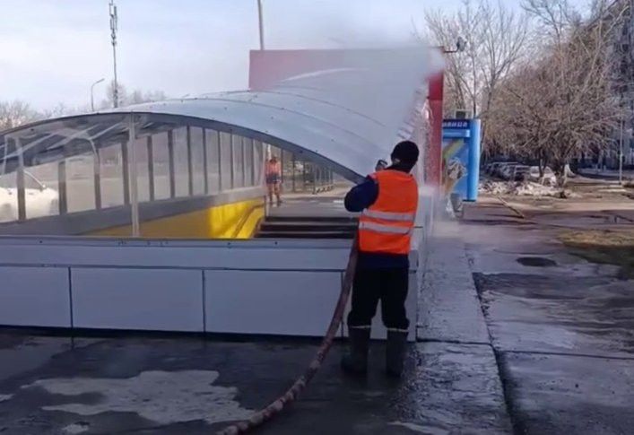 В Челнах моют остановки и подземные переходы после зимы