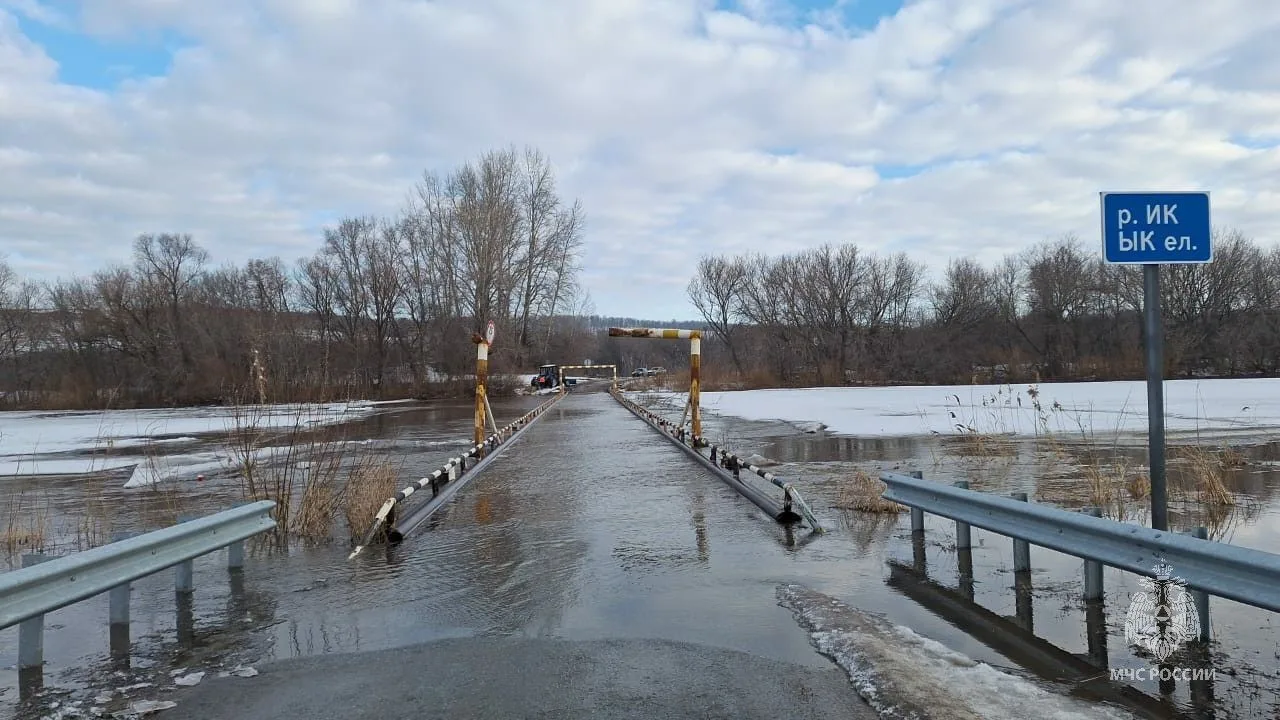 В Татарстане подтоплены мост и дороги из-за подъема уровня воды