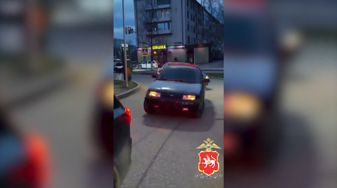 В Елабуге наказали водителей за мигалку, тонировку и езду без номеров