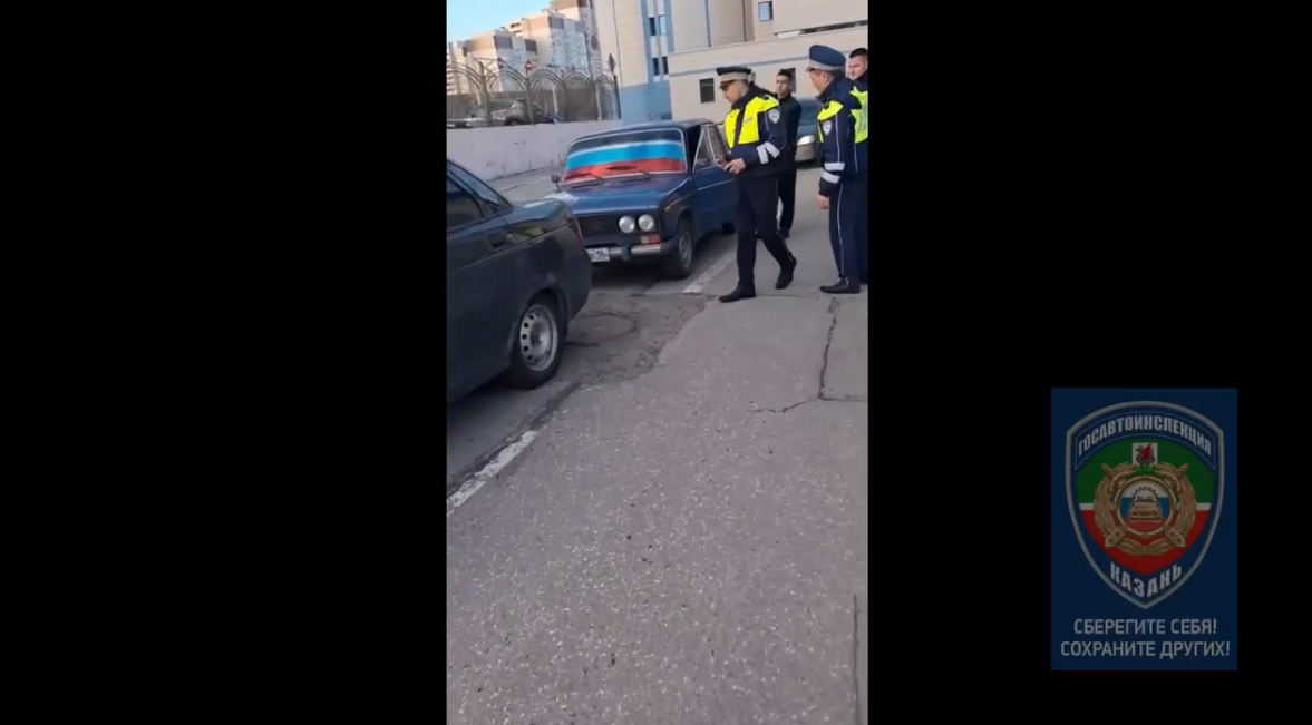 В Казани оштрафовали водителя за тонировку в виде флага