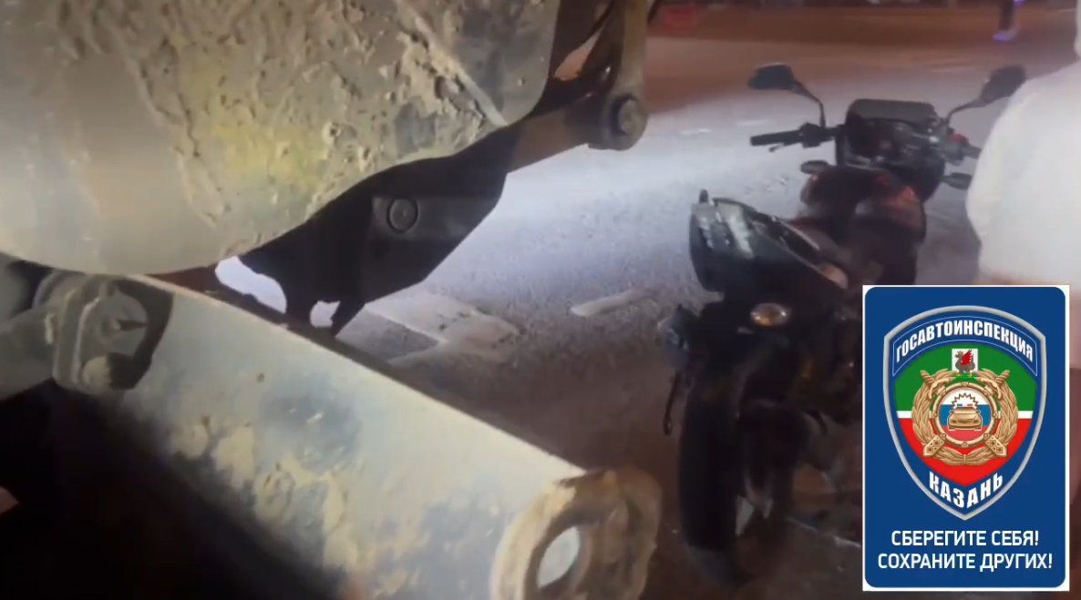 Экскаватор наехал на мотоцикл в Казани: двое в больнице