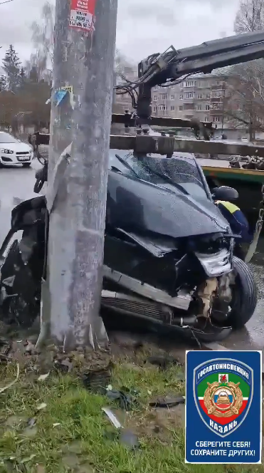 В Казани Audi после столкновения врезалась в столб