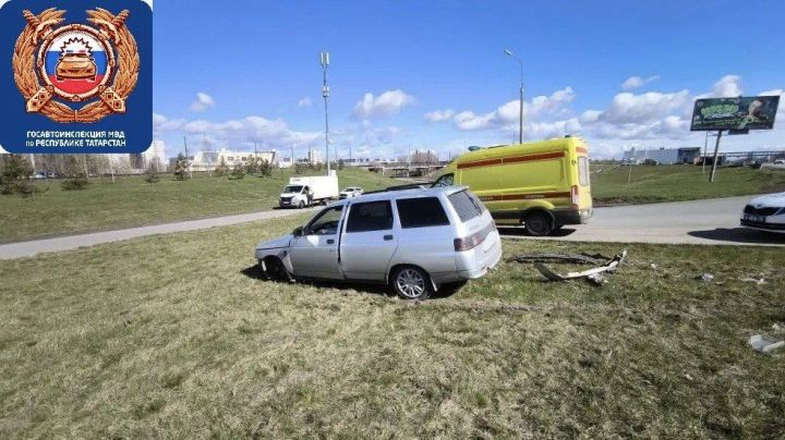 В Челнах водитель попал в больницу после наезда на бордюр