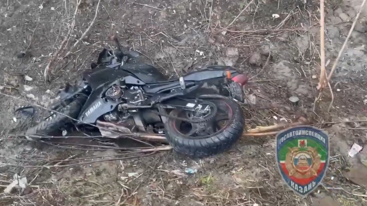 В Казани мотоциклист вылетел в кювет после столкновения с авто