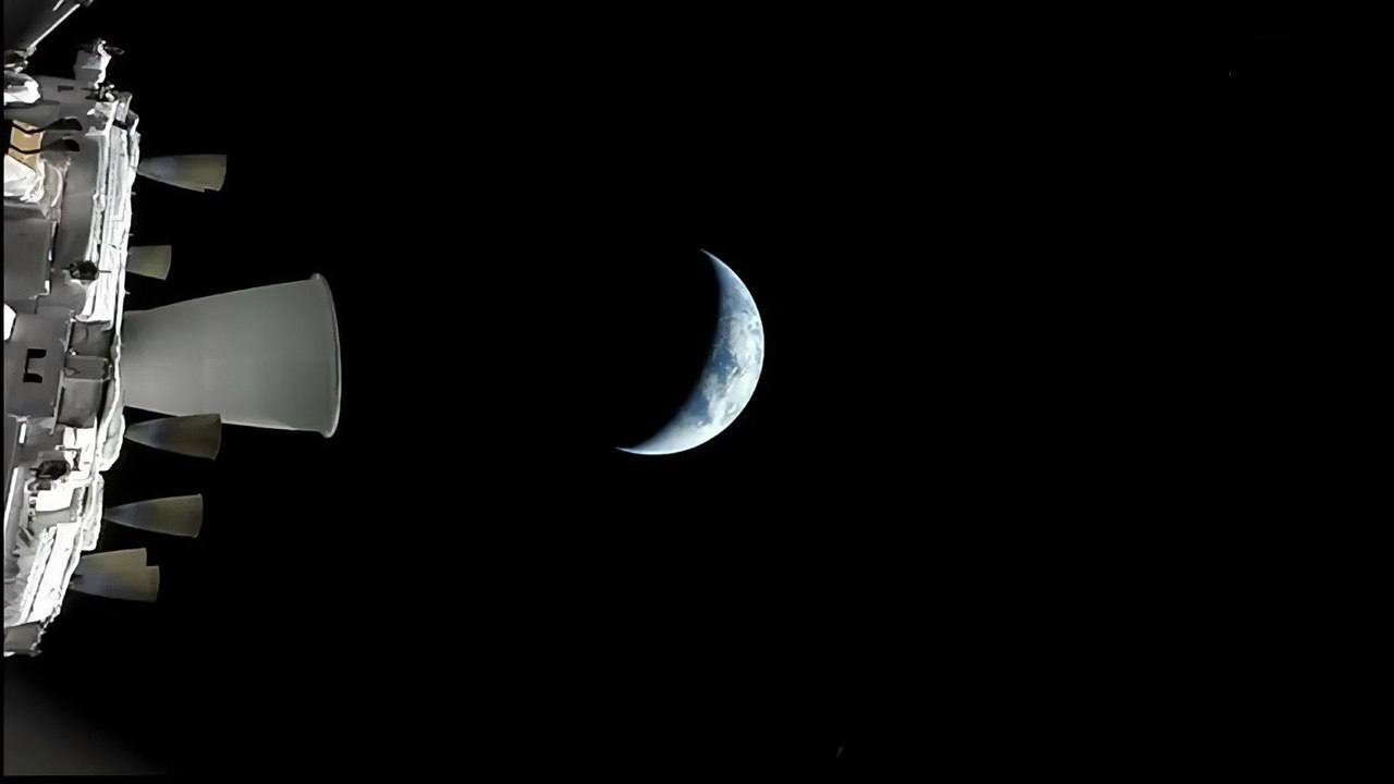 Экипаж «Артемиды-2» показал Землю с расстояния 70 тыс. км