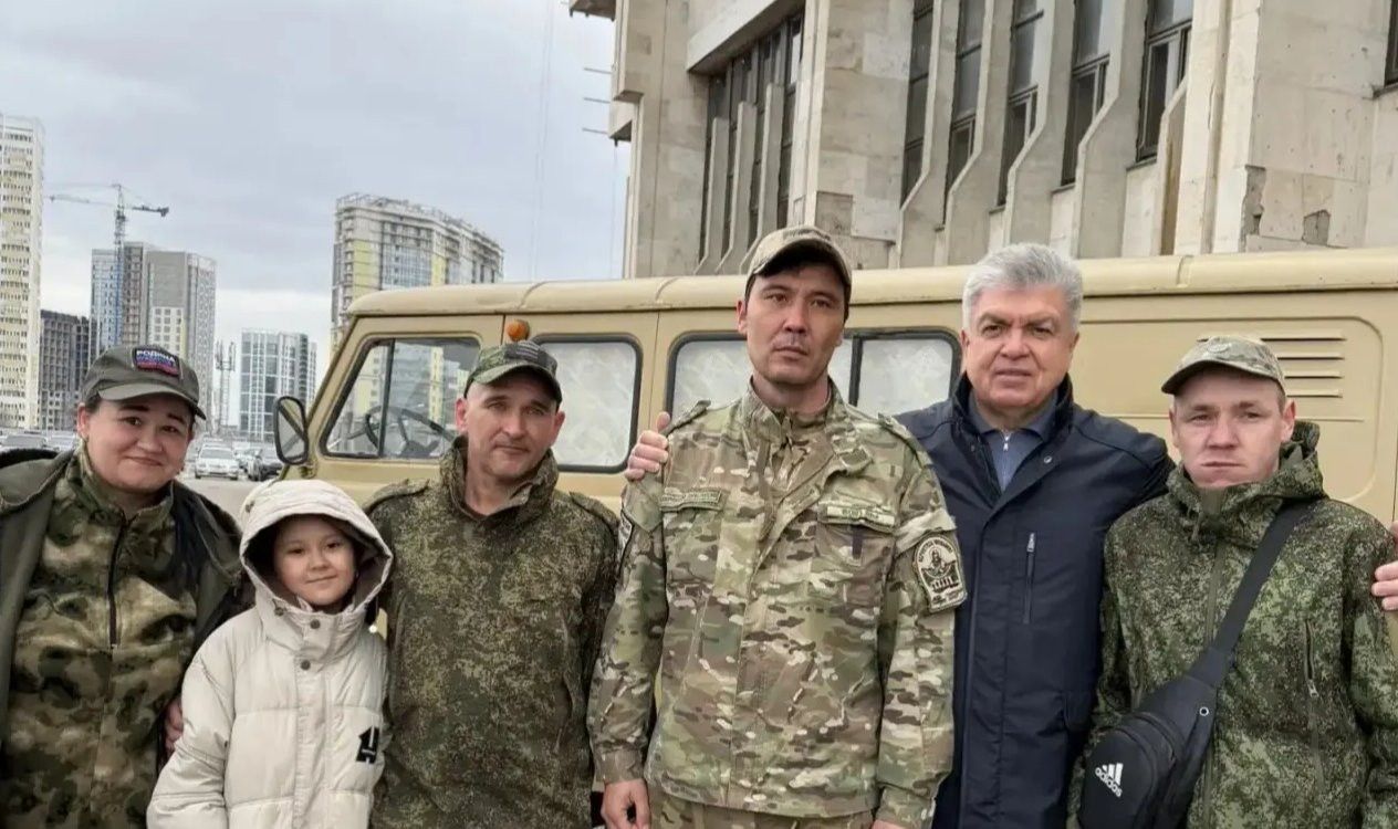 В Челнах передали бойцам автомобиль и гуманитарную помощь