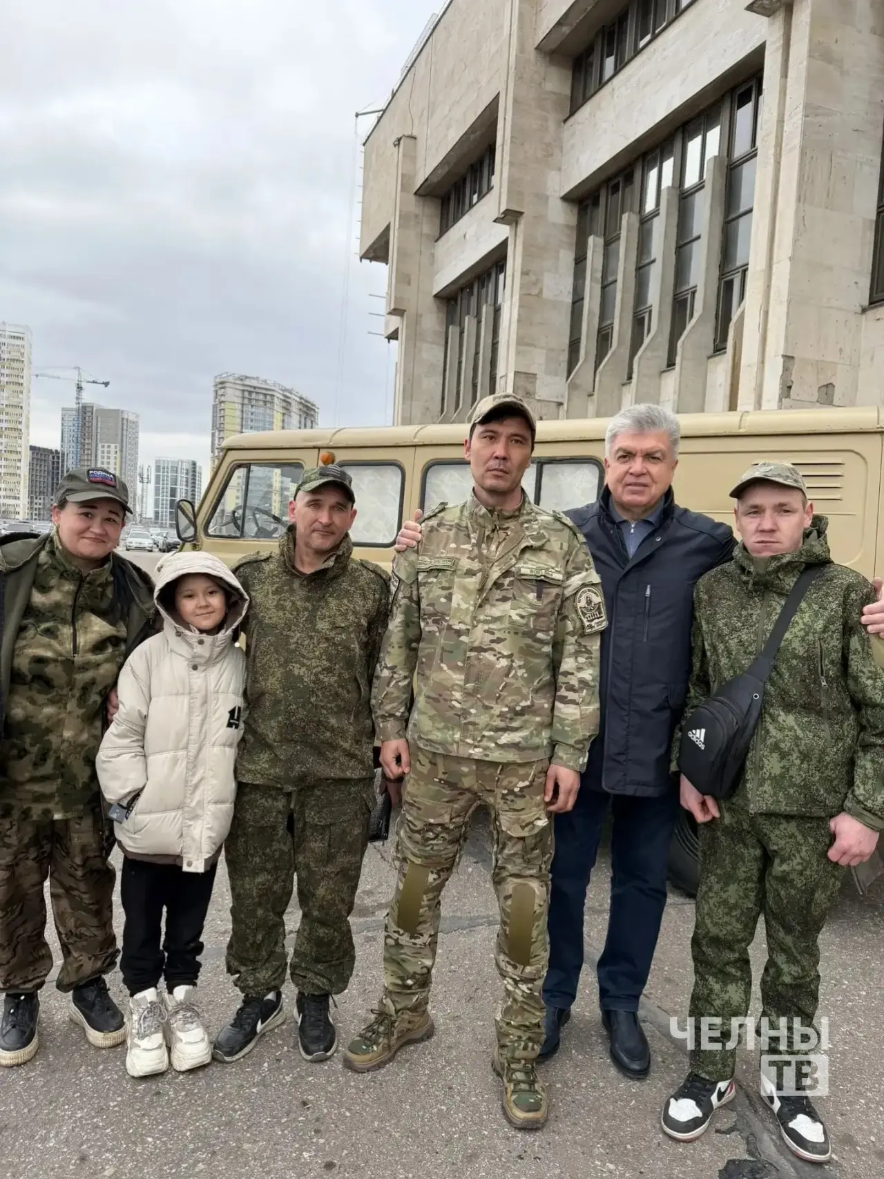 В Челнах передали бойцам автомобиль и гуманитарную помощь
