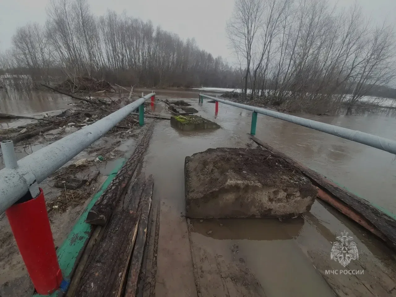В Агрызском районе Татарстана подтоплен низководный мост через Чаж