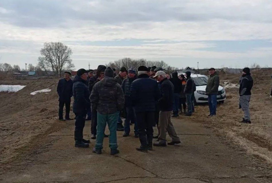 Жители Иштиряково жалуются на резкий химический запах реки