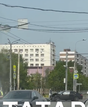 В Казани после ДТП легковушка перевернулась на тротуаре