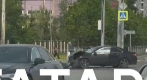В Казани после ДТП легковушка перевернулась на тротуаре
